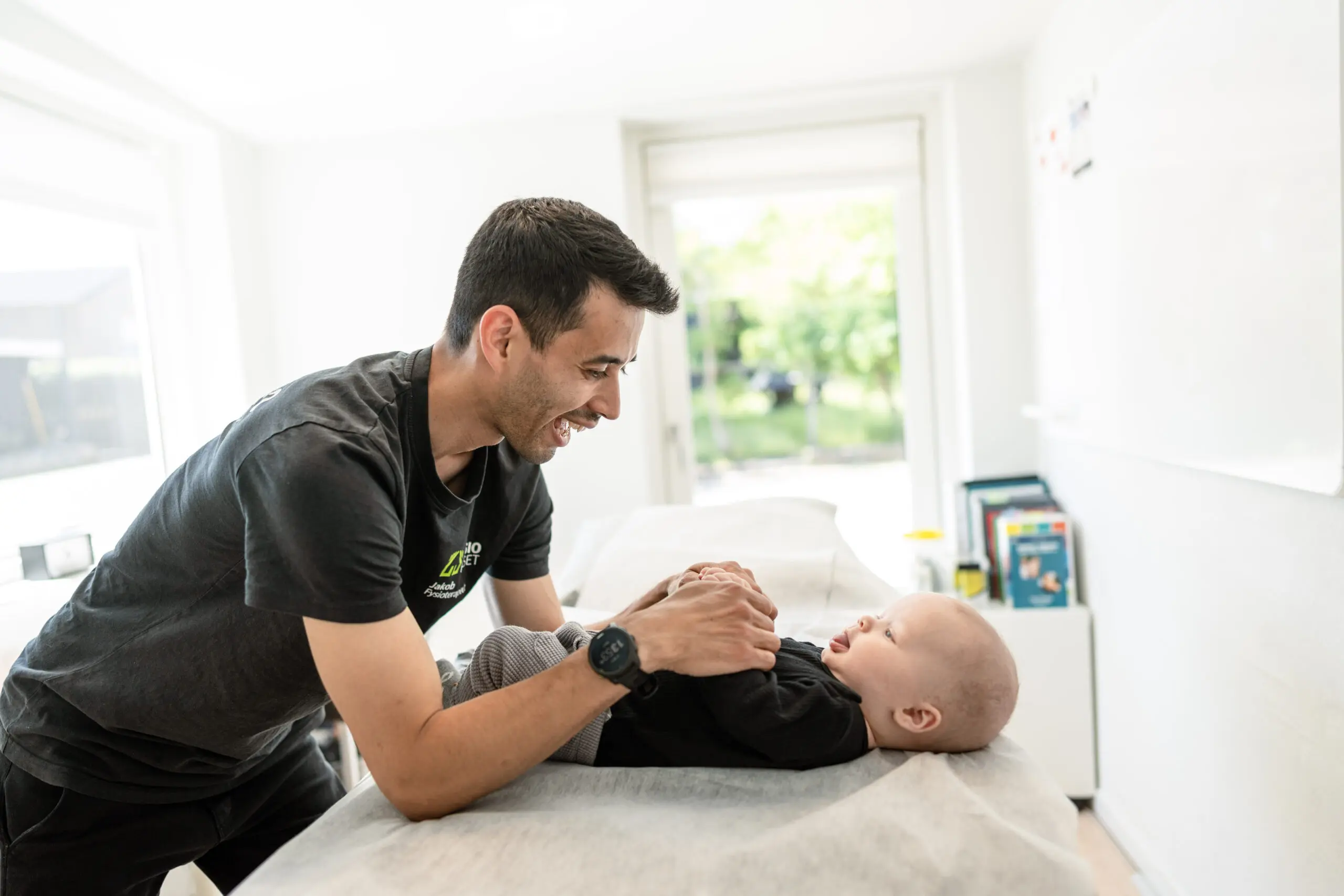 Børnefysioterapeut, Jakob behandler baby i Børneklinikken FysioHuset.