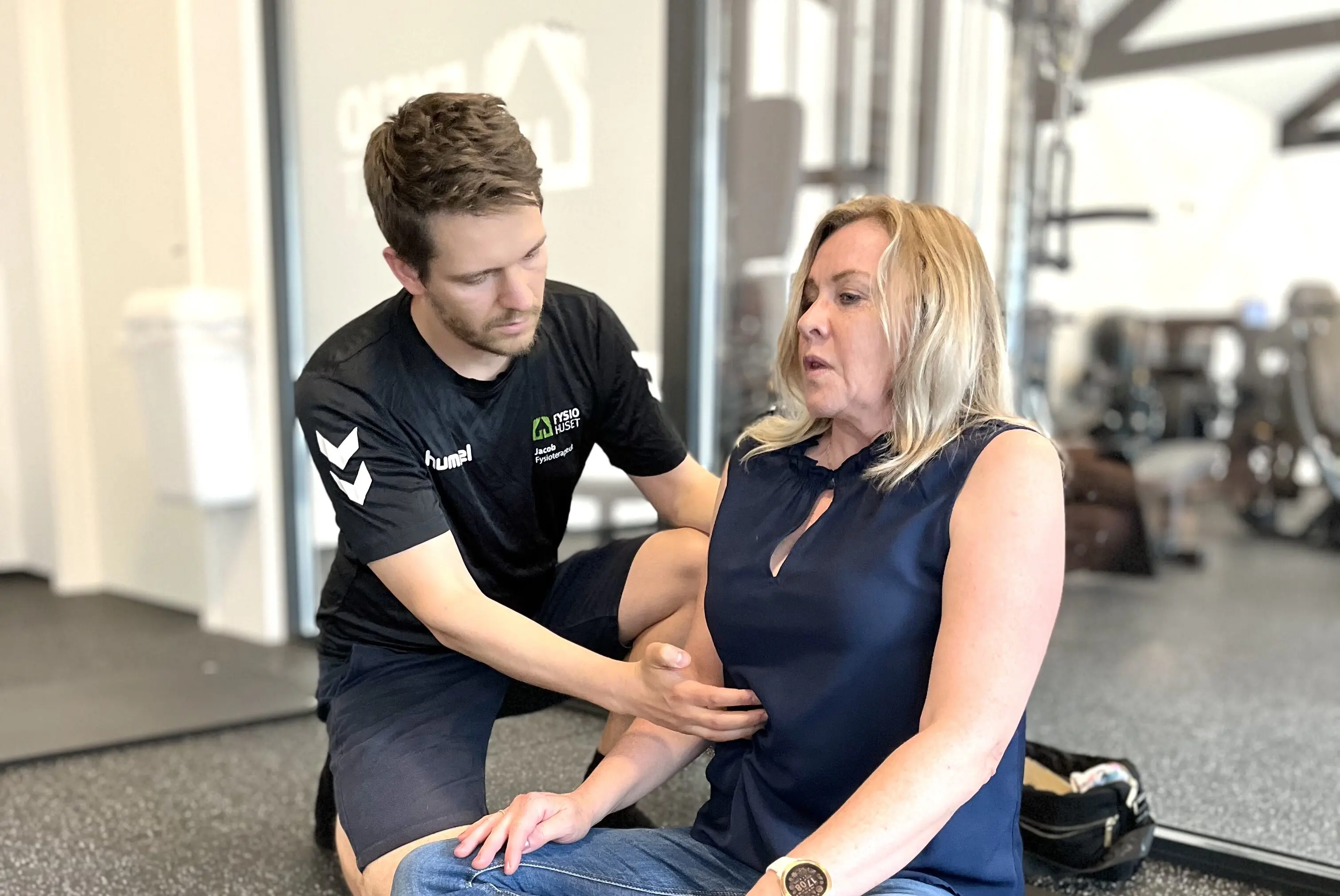 Fysioterapeut laver åndedrætstræning med patient.