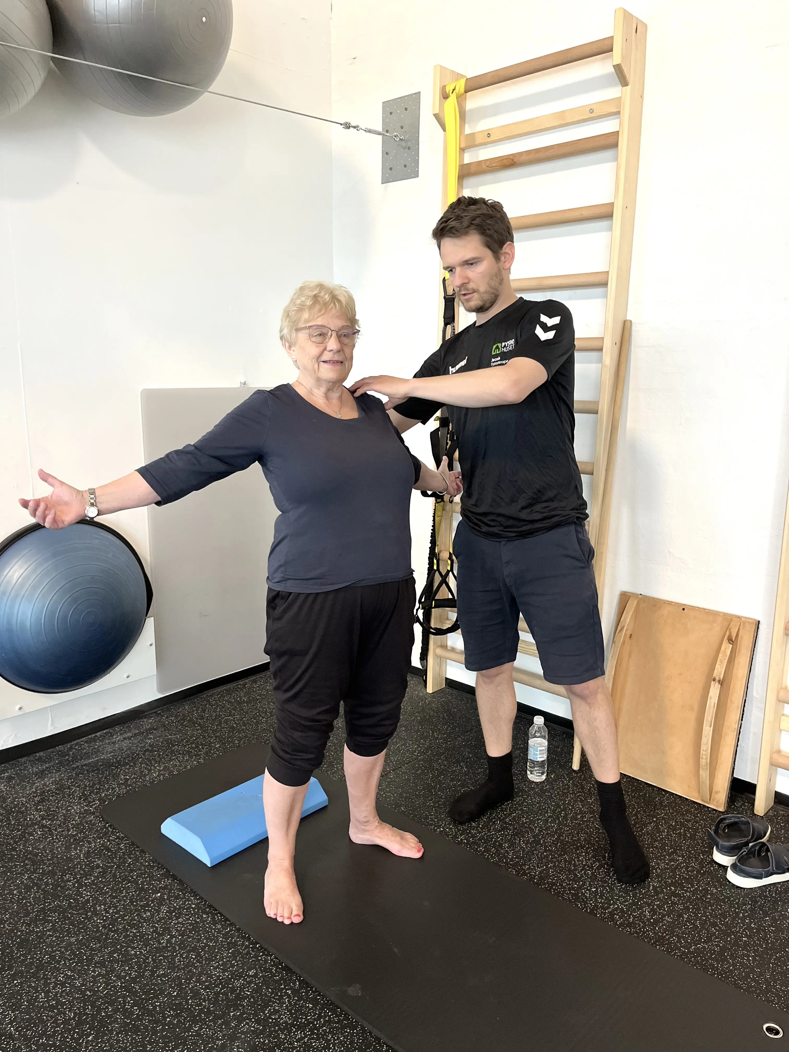 Fysioterapeut laver individuel åndedrætsbehandling med patient for at styrke patientens vejrtrækning.