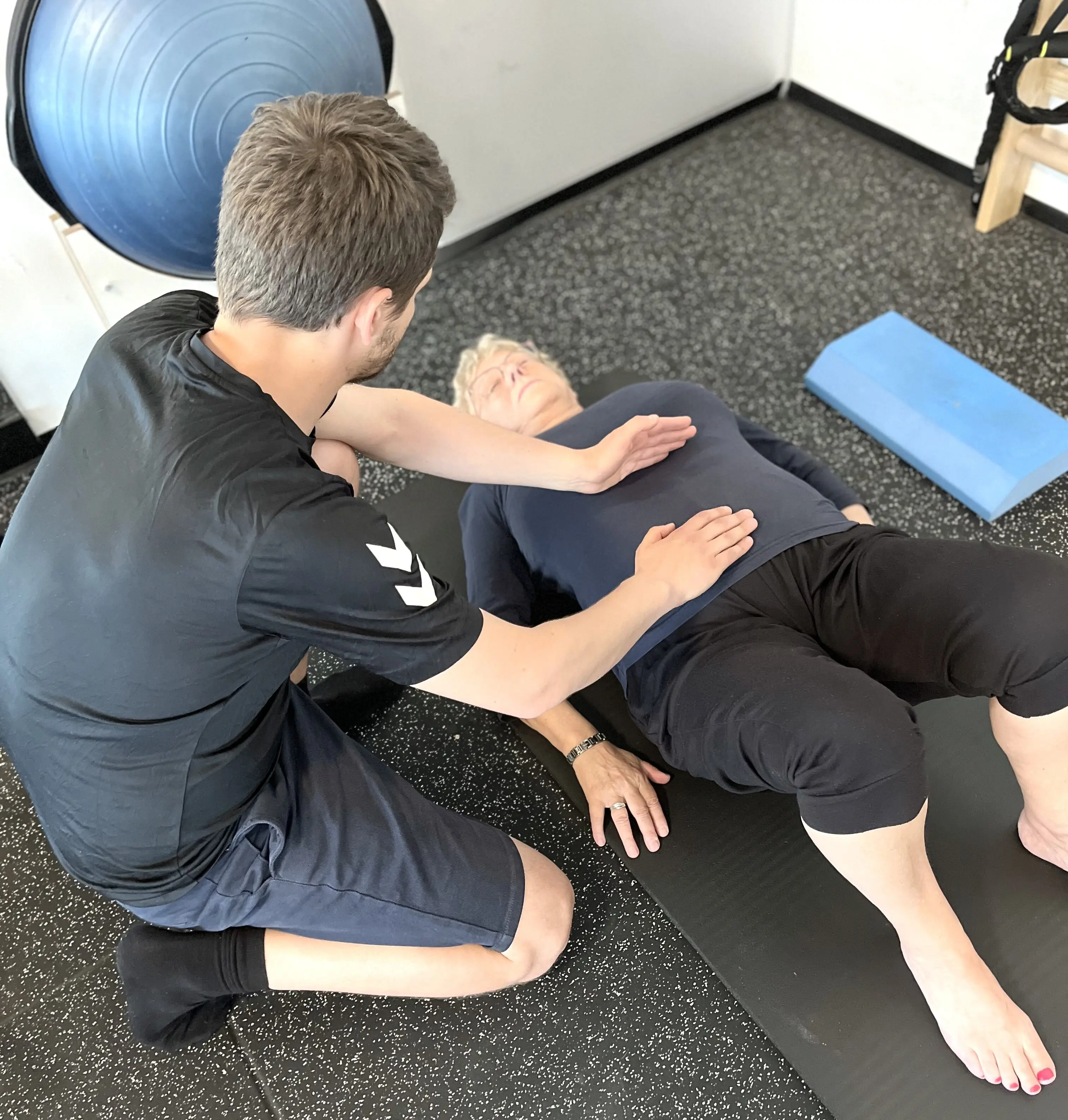 Fysioterapeut laver holdundervisning i åndedræt også kaldet Breathwork Masterclass