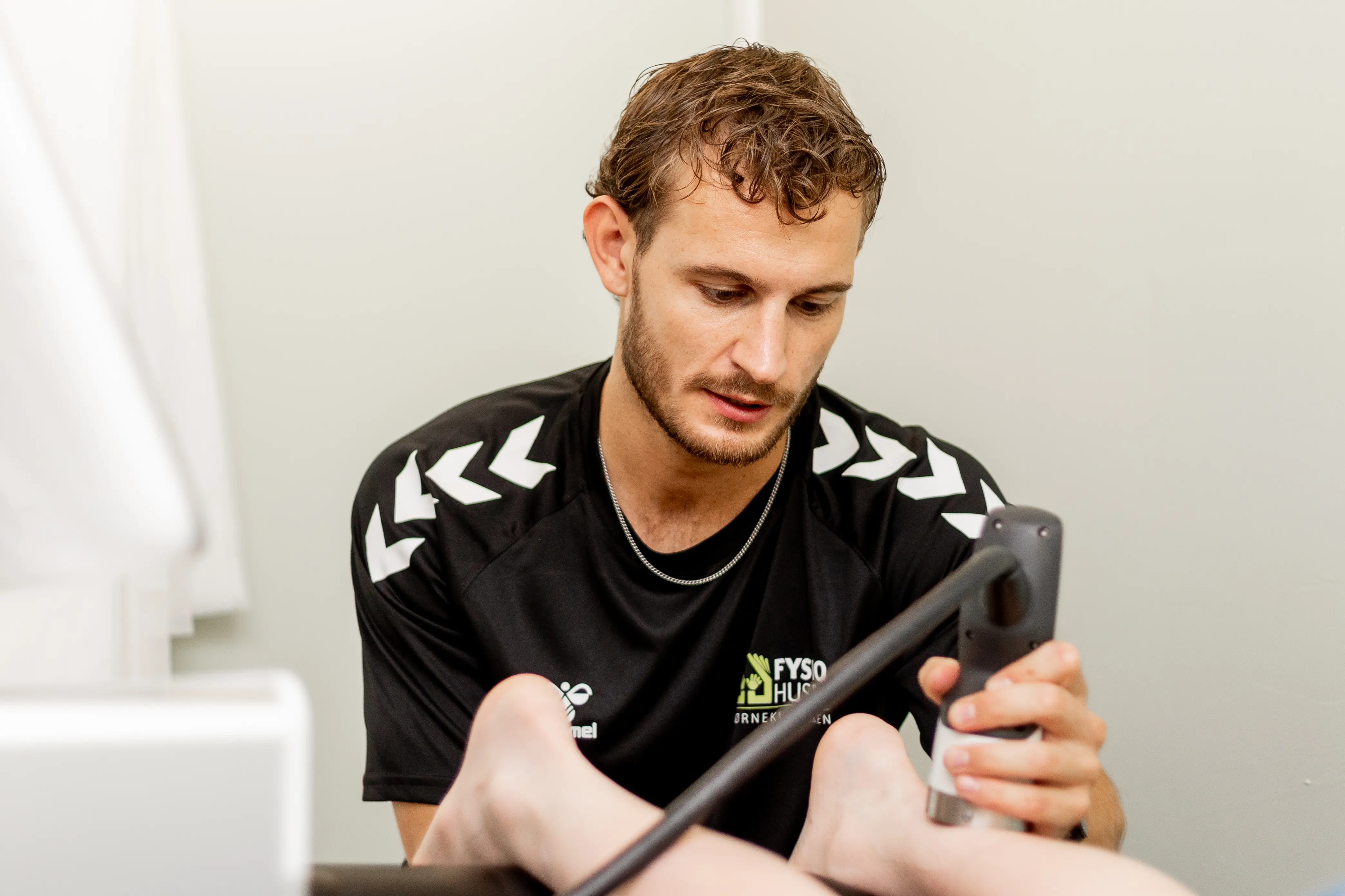 Fysioterapeut laver behandling med shockwave/chokbølge.