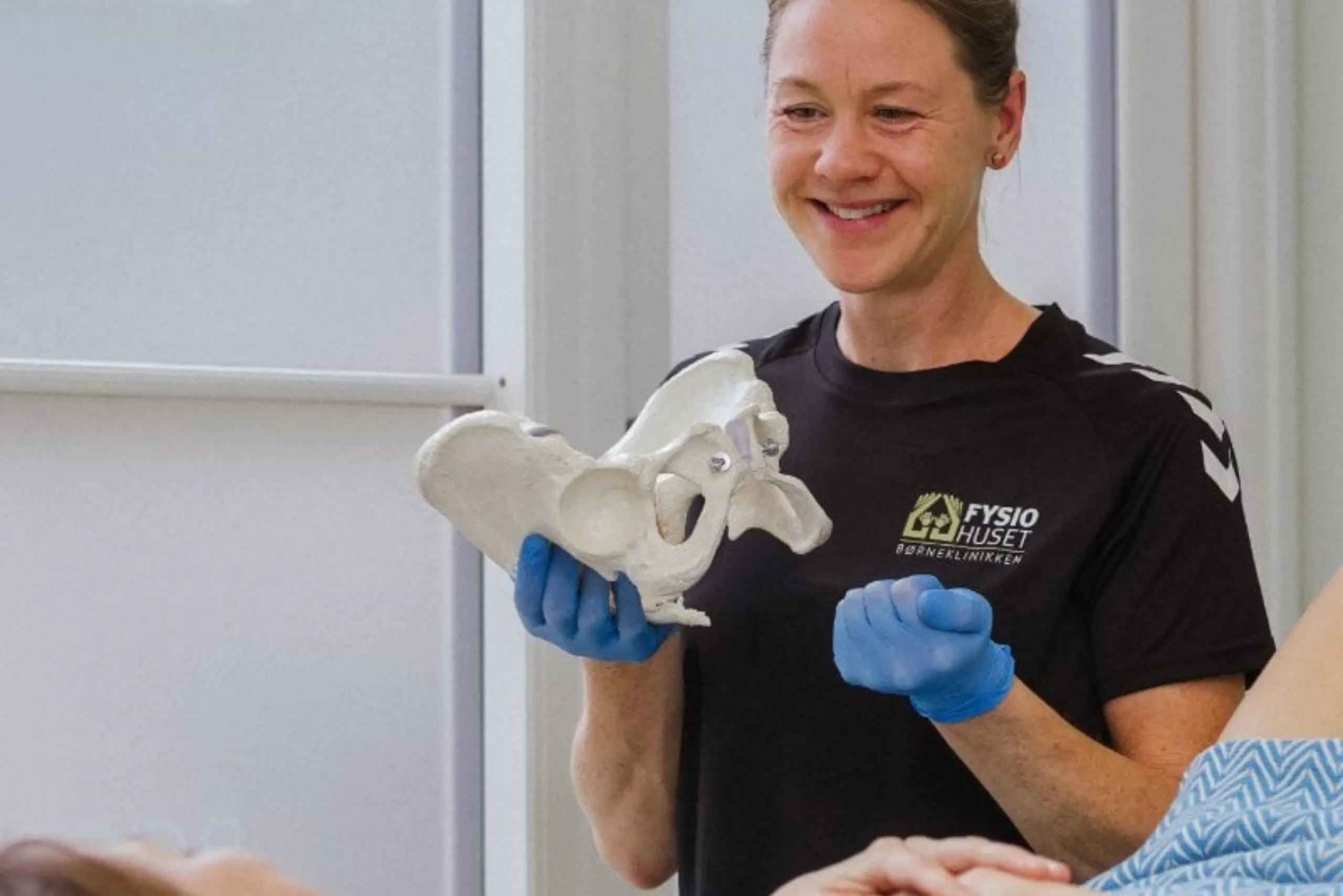 GynObs-fysioterapeut Irene snakker med patient.