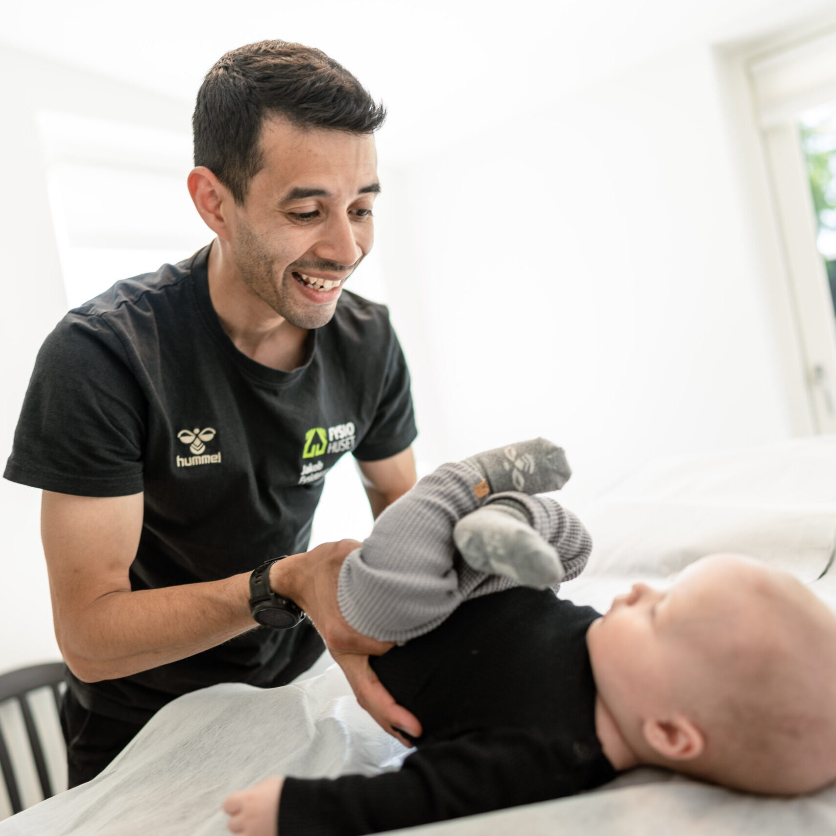 Børnefysioterapeut behandler baby i Børneklinikken FysioHuset